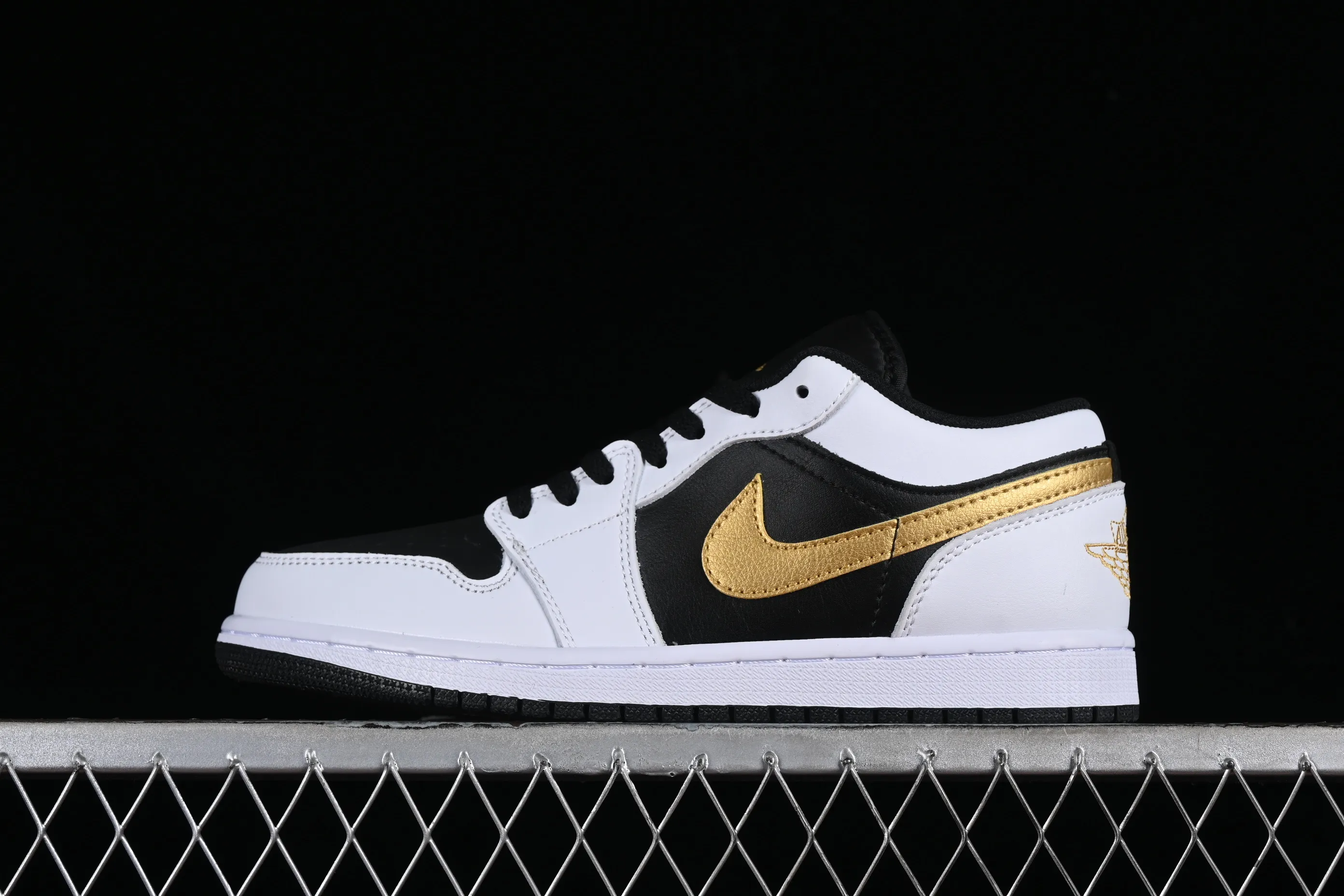 All categories Air Jordan Jordan series basketball shoes Air Jordan 1 Low Z version Air Jordan 1 Low AJ1 Joe 1 black and white gold hook low-top cultural basketball shoes 553558-172